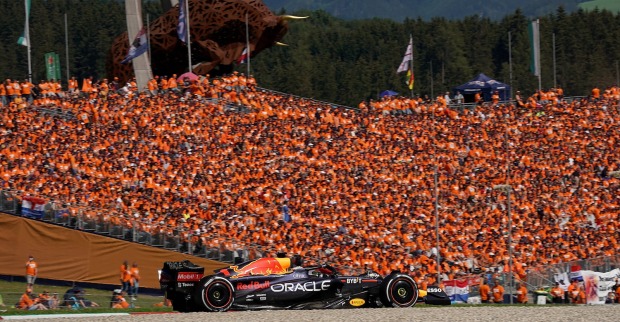 Red Bull Ring in der Steiermark und Red Bull Raching-F-1-Auto.