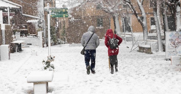 Wintereinbruch auf Mallorca. Zwei Spaziergänger im Schnee.