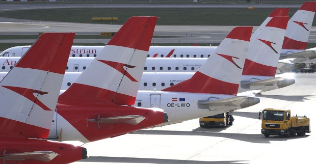 Mehrere AUA-Flugzeuge am Flughafen.