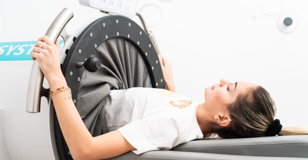 Bei einer Frau wird eine Lymphdrainage durchgeführt.