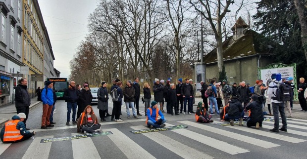 Verkehrsblockade der Klimaaktivisten auf der Glacisstraße