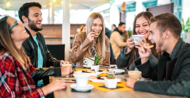 Freundesrunde hat Spaß beim Kaffeetrinken