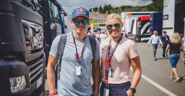 Henrik Kristoffersen beim Formel-1-Rennen mit Freundin Tonje Barkenes