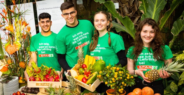 Gruppenbild mit Obst und Gemüsekisten