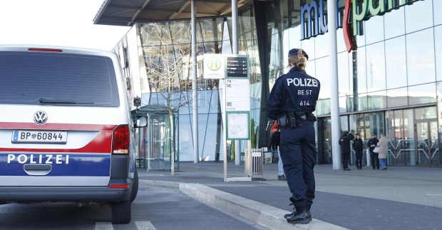 Polizeiauto und Polzistin vor dem Einkaufszentrum Murpark