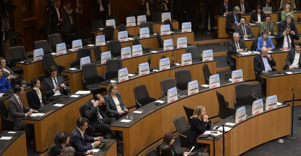 Die FPÖ-Abgeordneten verlassen während der Rede des ukrainischen Präsidenten den Plenarsaal