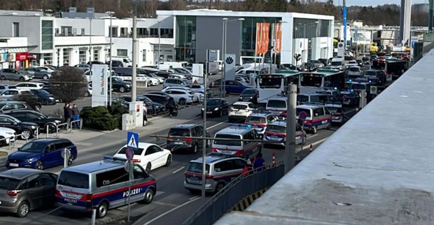 Polizeiautos vor dem Grazer Shoppingcenter "Murpark"