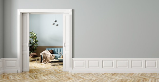 Detailaufnahme einer grau gestrichenen Wand