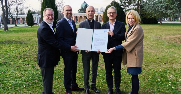 Bestatter und Toni Faber mit der Urkunde am Wiener Zentralfriedhof | Credit: Bundesverband der Bestatter:innen/Harald Artner