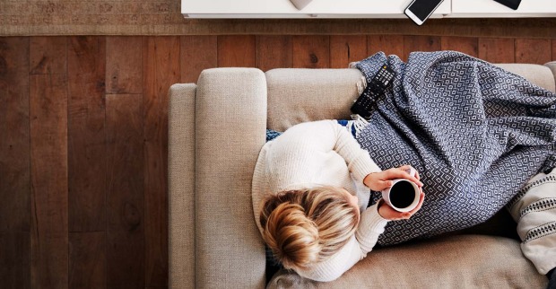 Frau entspannt auf der Couch | Credit: iStock.com/monkeybusinessimages