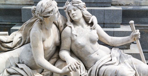 Halbnackte Frauenfiguren am Brunnen beim österreichischen Parlament | Credit: iStock.com/TasfotoNL