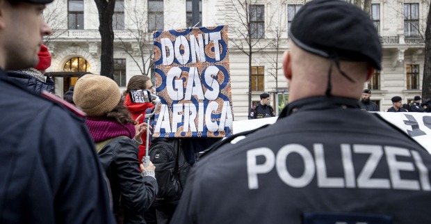 Polizisten vor den Demonstranten am Wiener Ring