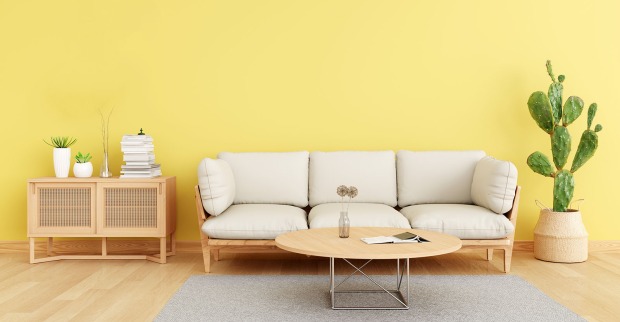 Gelbe Wandfarbe im Wohnzimmer | Credit: iStock.com/aadil dar