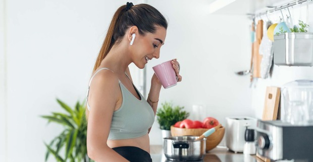 Frau trinkt Glow Coffee nach dem Sport | Credit: iStock.com/nensuria