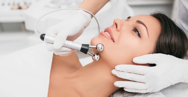Frau erhält Behandlung mit Hochfrequenz | Credit: iStock.com/peakSTOCK
