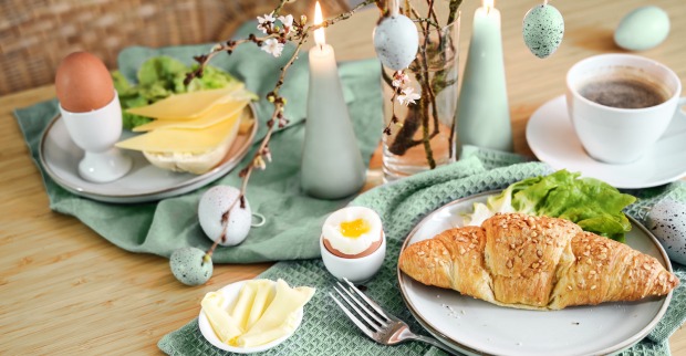 Reich gedeckter Tische für das Oster-Frühstück.