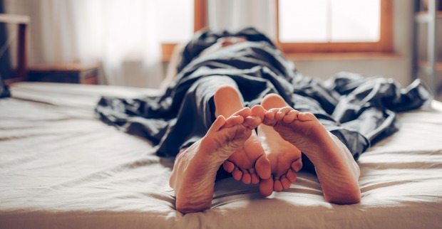 Pärchen kuschelt im Bett