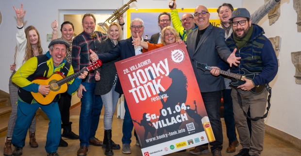 Teilnehmer des Honky Tonk Festivals mit Instrumenten