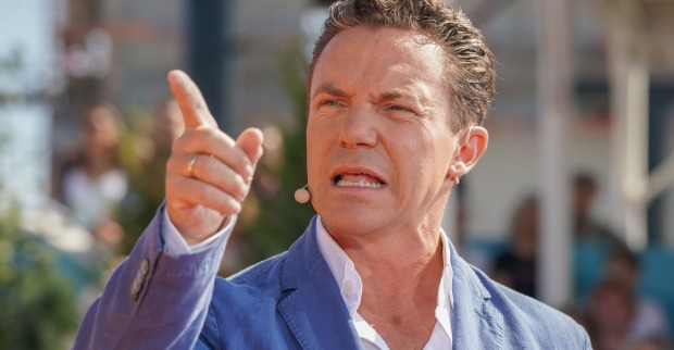 Schlagersänger Stefan Mross zeigt mit Finger ins Publikum  | Credit: Hofer, Günter / Action Press / picturedesk.com