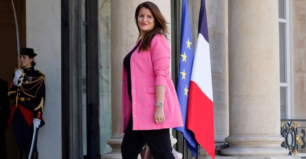 Marlène Schiappa in pinkem Mantel.