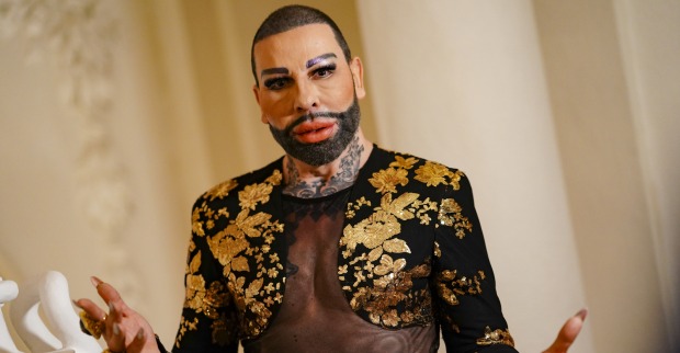 Designer Harald Glööckler in einem funkelndem Outfit.