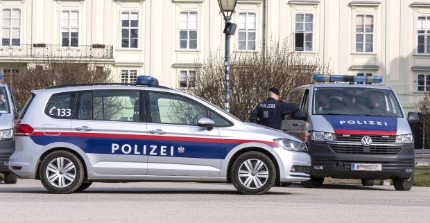 Zwei Polizeiautos auf der Straße.