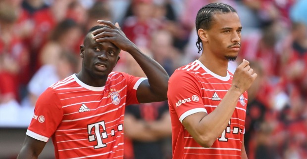 Sadio Mané und Leroy Sané, die mit ratlosem Gesichtsausdruck im Bayern-Dress über den Platz marschieren