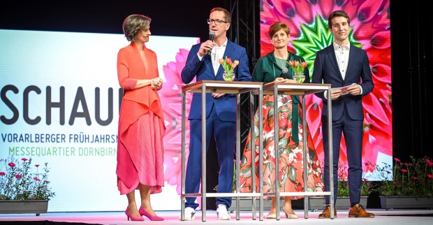 Eröffnung durch Messe-Aufsichtsratsvors. Martin Dechant und GF Sabine Tichy-Treimel (mi.). Die Moderatoren waren Martina Ess (li.) und Jerome Zmugg (re.)