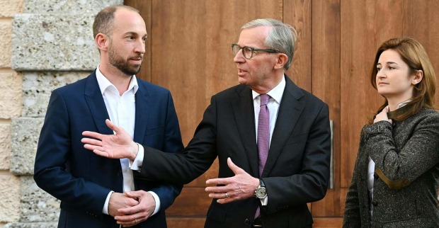 Der Salzburger ÖVP-Chef Wilfried Haslauer mit Marlene Svazek (FPÖ) und David Egger (SPÖ)