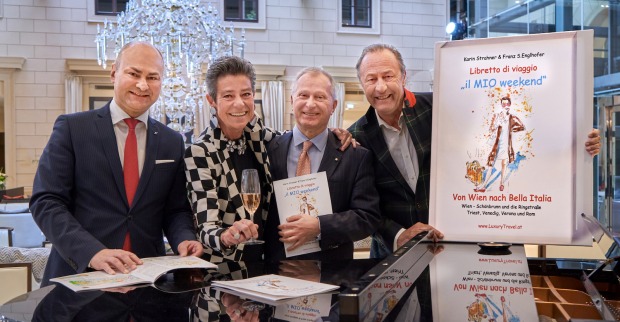 Porträt, 4 Personen neben Plakat