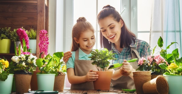 Mutter und Kind basteln mit Blumentöpfen | Credit: iStock.com/Choreograph