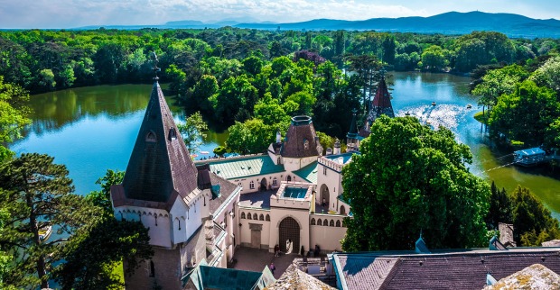 Burg und Park des Franzensburg Laxenburg | Credit: iStock.com/azoth22