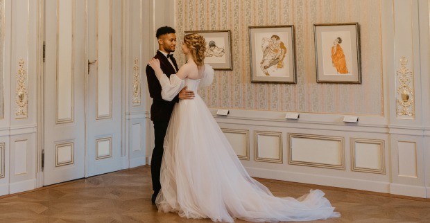 Mann uns Frau in Hochzeitskleidung in den Prunkräuken der Albertina| Credit: www.verfilmt.at/Wedding