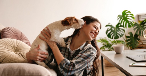 Frau kuschelt mit ihrem Hund | Credit: iStock.com/Evrymmnt