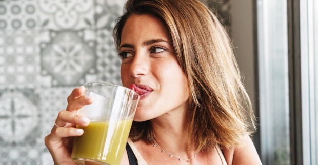 Frau trinkt aus Glas