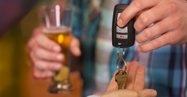 Betrunkener Mann gibt Autoschlüssel ab