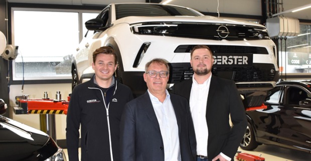 Philipp Gerster (Auto Gerster Vertriebsleiter), Christoph  Gerster (GF Auto Gerster) und René Gasperini (Betriebsleiter Auto Gerster  Koblach) (v. li.)