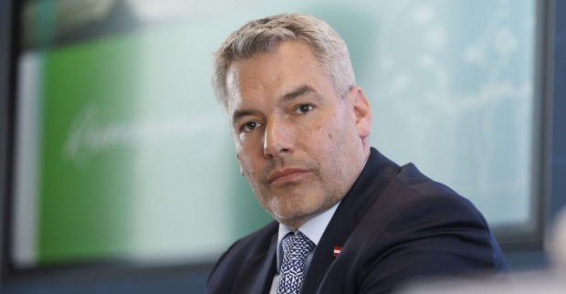 Bundeskanzler Karl Nehammer in Großaufnahme