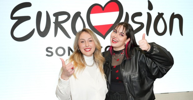 Die Sängerinnen Teya und Salena in schwarzen und weißen Outfit vor dem ESC-Logo | Credit: ORF/Roman Zach-Kiesling