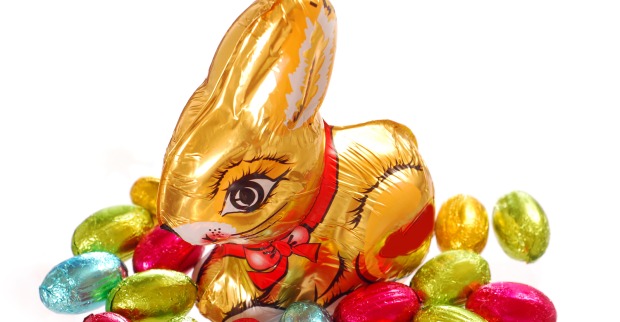 Osternest mit Schoko-Osterhasen und bunten Schokoeiern | Credit: iStock.com/TeresaKasprzycka