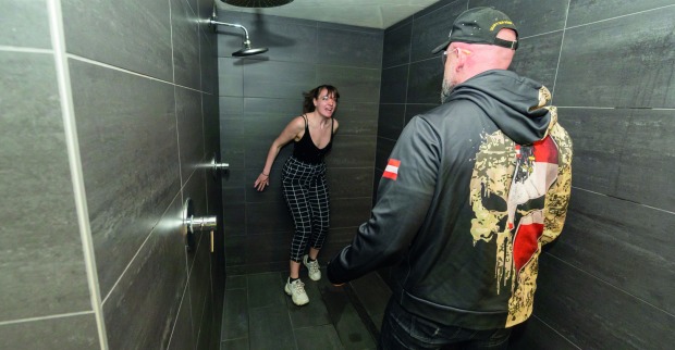 Frau wird von einem Mann in einer Dusche angegriffen