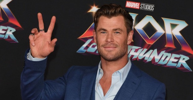 Chris Hemsworth zeigt das Victory-Zeichen mit zwei Fingern.