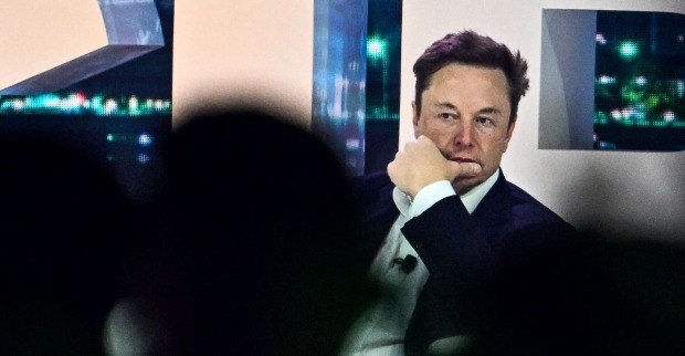 Elon Musk wirkt nachdenklich.
