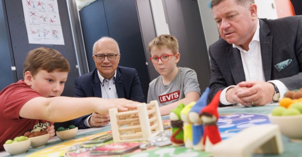 Landesrat Werner Amon (r.) und Landesrat Hans Seitinger mit zwei Schülern der VS Graz-Engelsdorf.