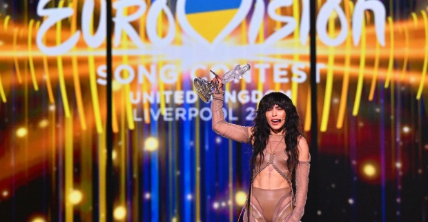 Loreen bei ihrem zweiten ESC-Sieg mit dem Pokal in der Hand