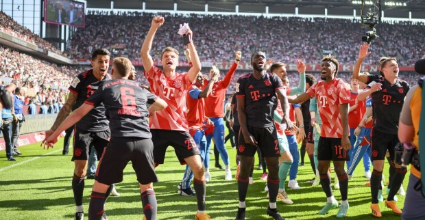 Die Bayern feieren ihren Sieg auf dem Spielfeld.