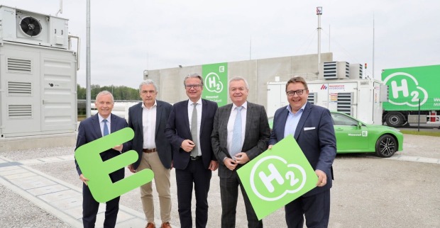 Vertreter der Politik und Wirtschaft bei der Eröffnung der Produktionsanlage für Wasserstoff