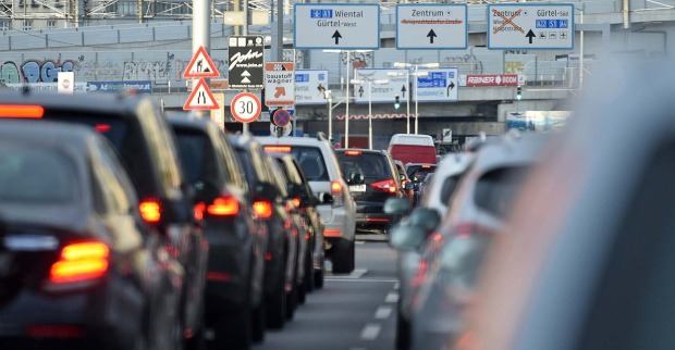 Autos stehen in Wien im Stau