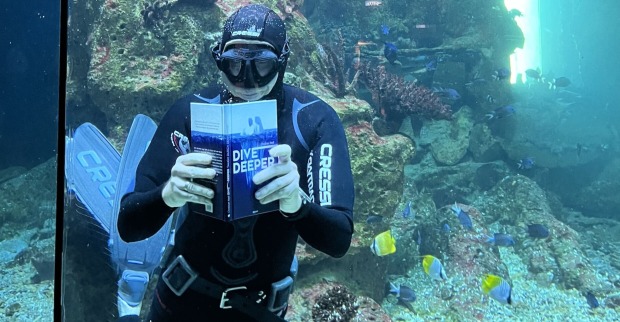 Christian Redl liest in seinem neuen Buch im Taucheranzug | Credit: novum Verlag
