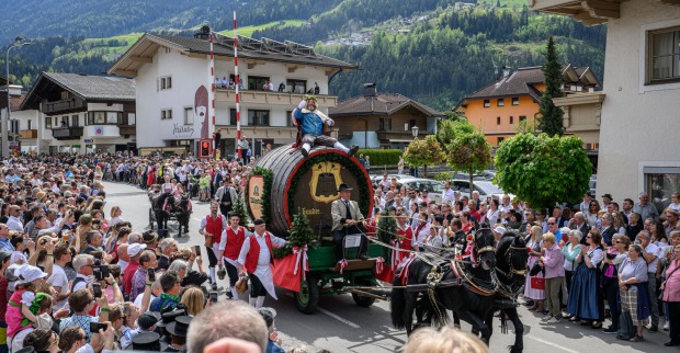 Bierkönig Gambrinus zog durch die Straßen von Zell am Ziller.